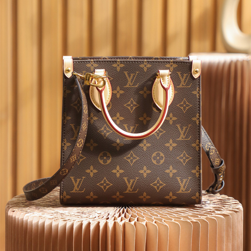 Louis Vuitton Sac Plat BB 系列琴譜單肩包 經典老花工藝解析