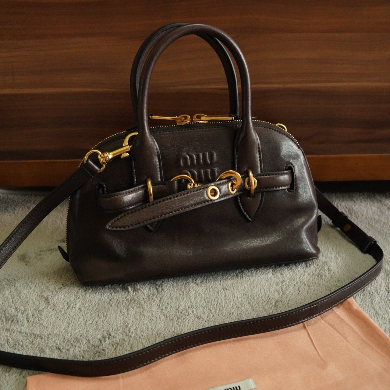 Miu Miu 貝殼包石南木色款工藝鑑賞