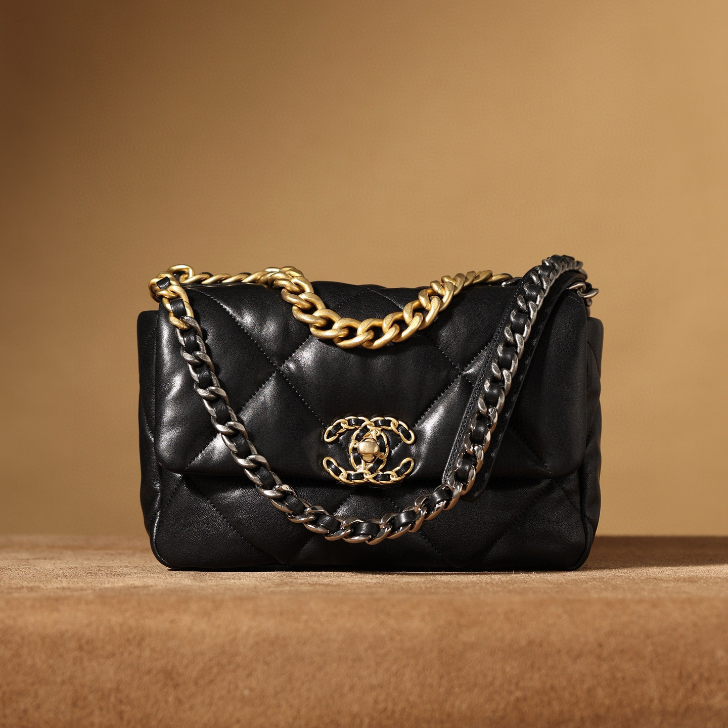 Chanel 19 HandBag｜小羊皮口蓋包｜黑色XS 