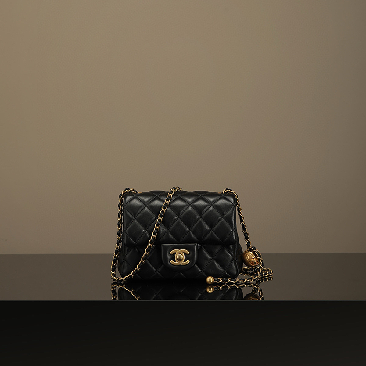 Chanel ClassicFlap 小金球口蓋包 Mini黑金