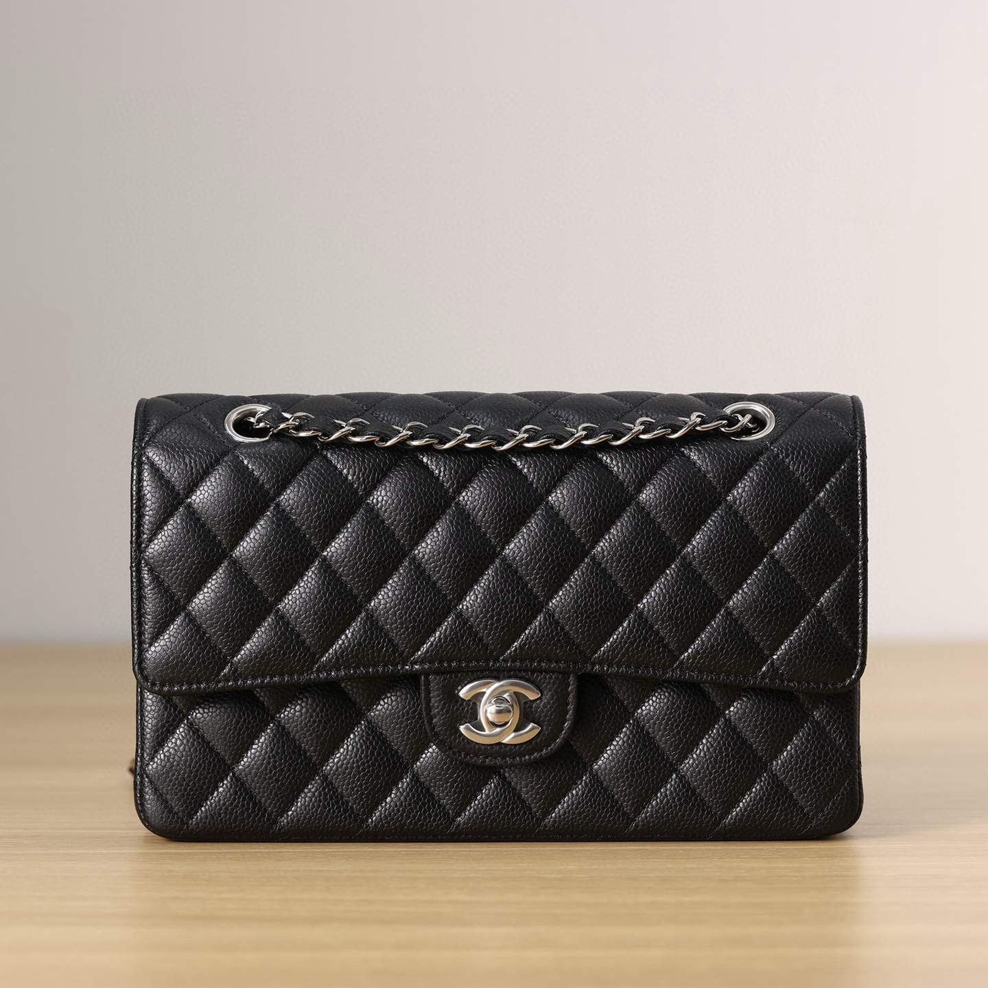 Chanel ClassicFlap 25 魚子醬牛皮口蓋包 中號黑銀