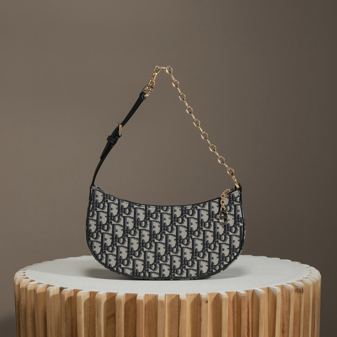 Dior Lounge 系列腋下包工藝解析