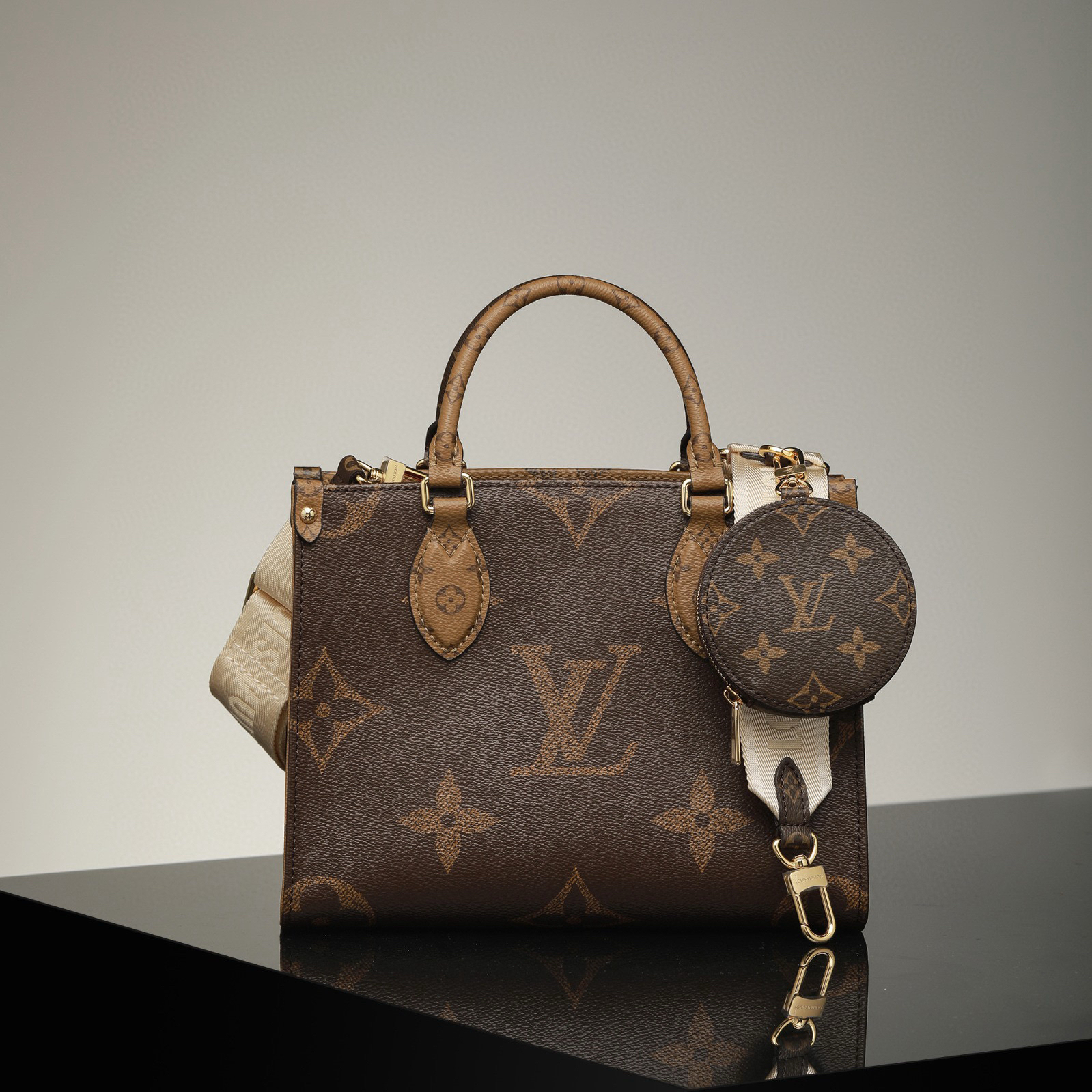 Louis Vuitton Onthego 系列小號購物袋：實用設計與現代美學的工藝對話