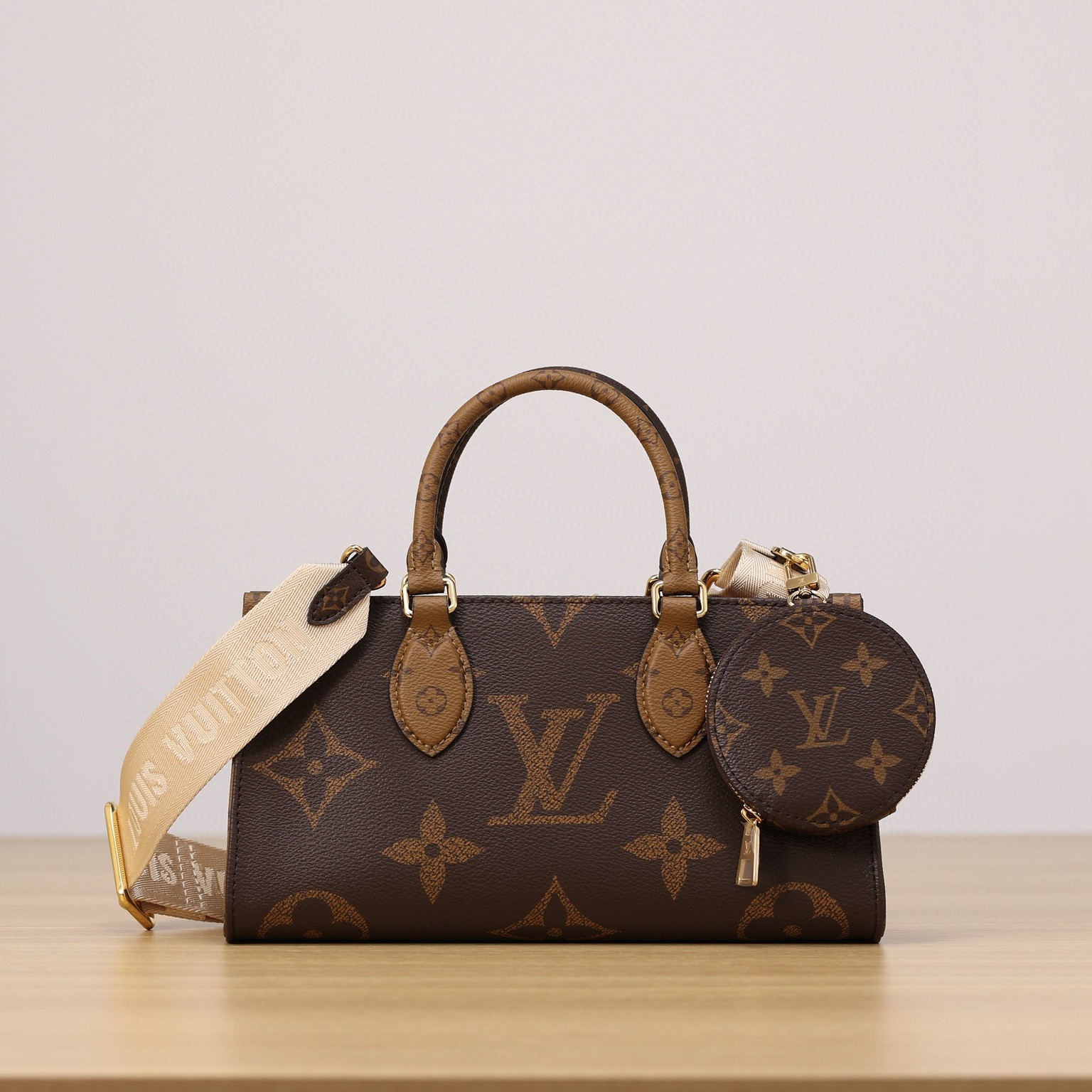 Louis Vuitton Onthego 系列橫款手提包：現代設計與實用功能的工藝對話