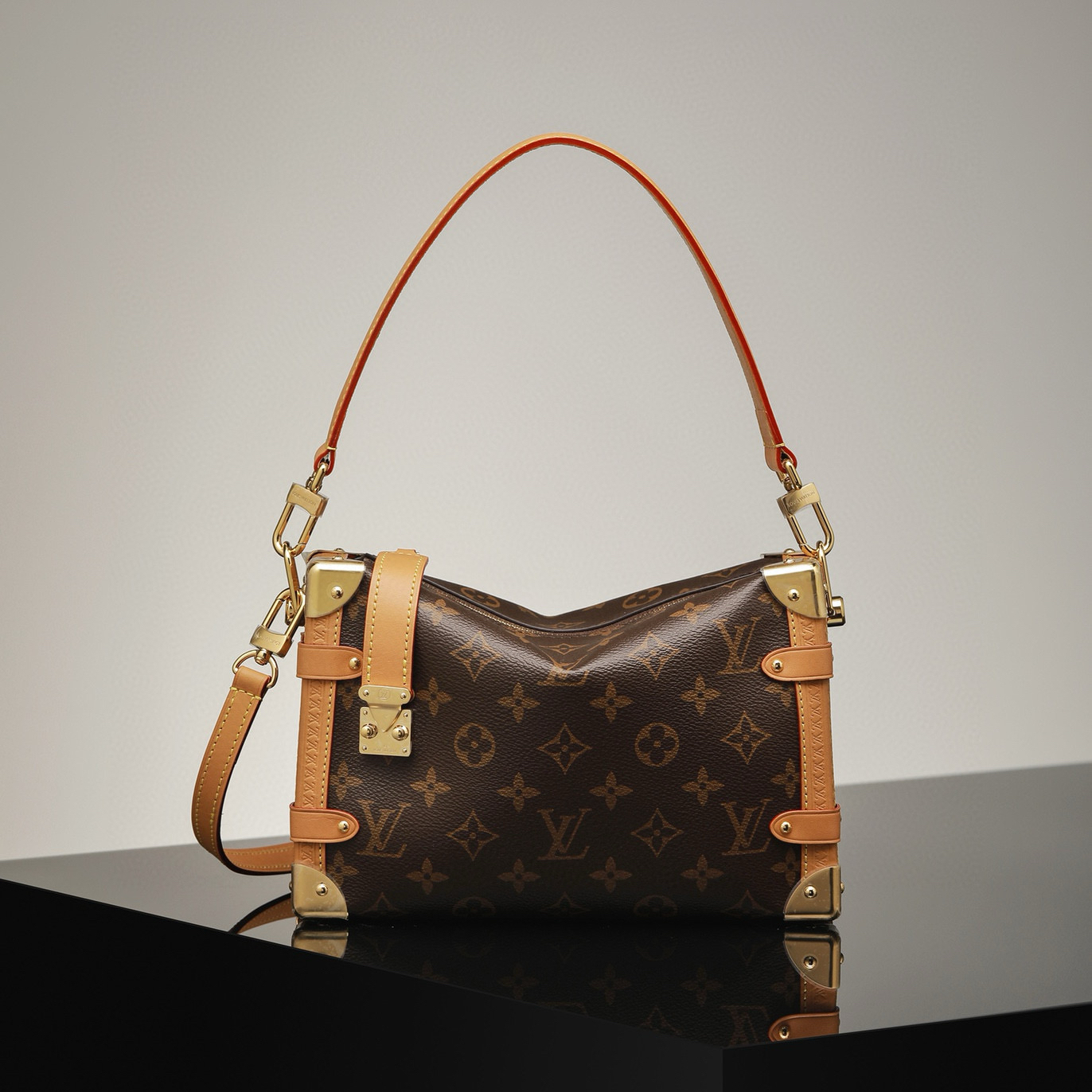 Louis Vuitton Side Trunk 系列小號手提包：經典結構與實用設計的工藝對話