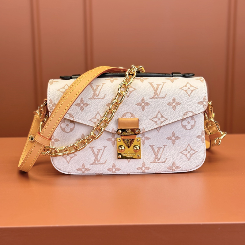 Louis Vuitton Pochette Metis East West 系列沙丘色郵差包：雅緻色調與實用設計的工藝對話