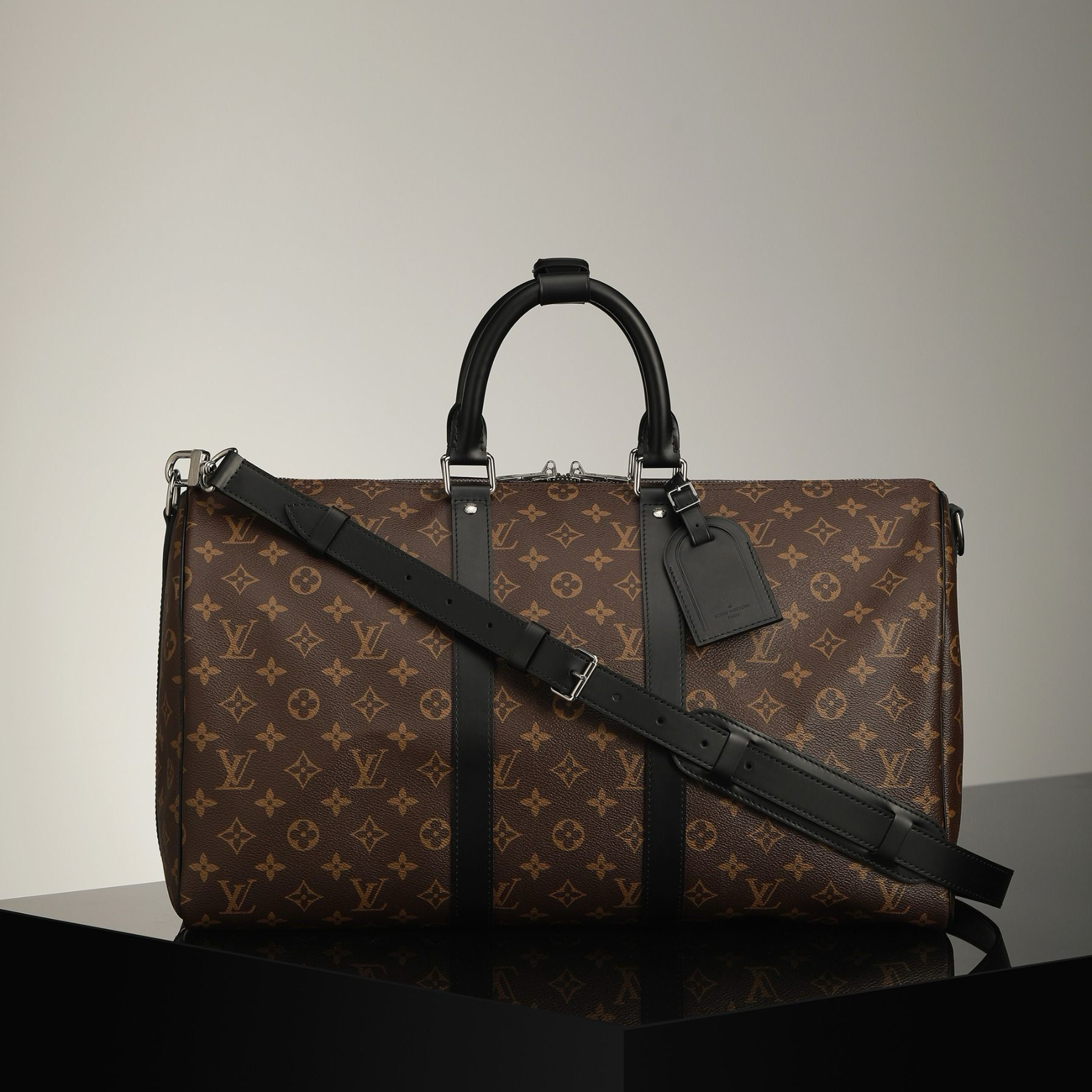 Louis Vuitton Keepall Bandouliere 旅行袋：經典設計與旅行功能的工藝對話