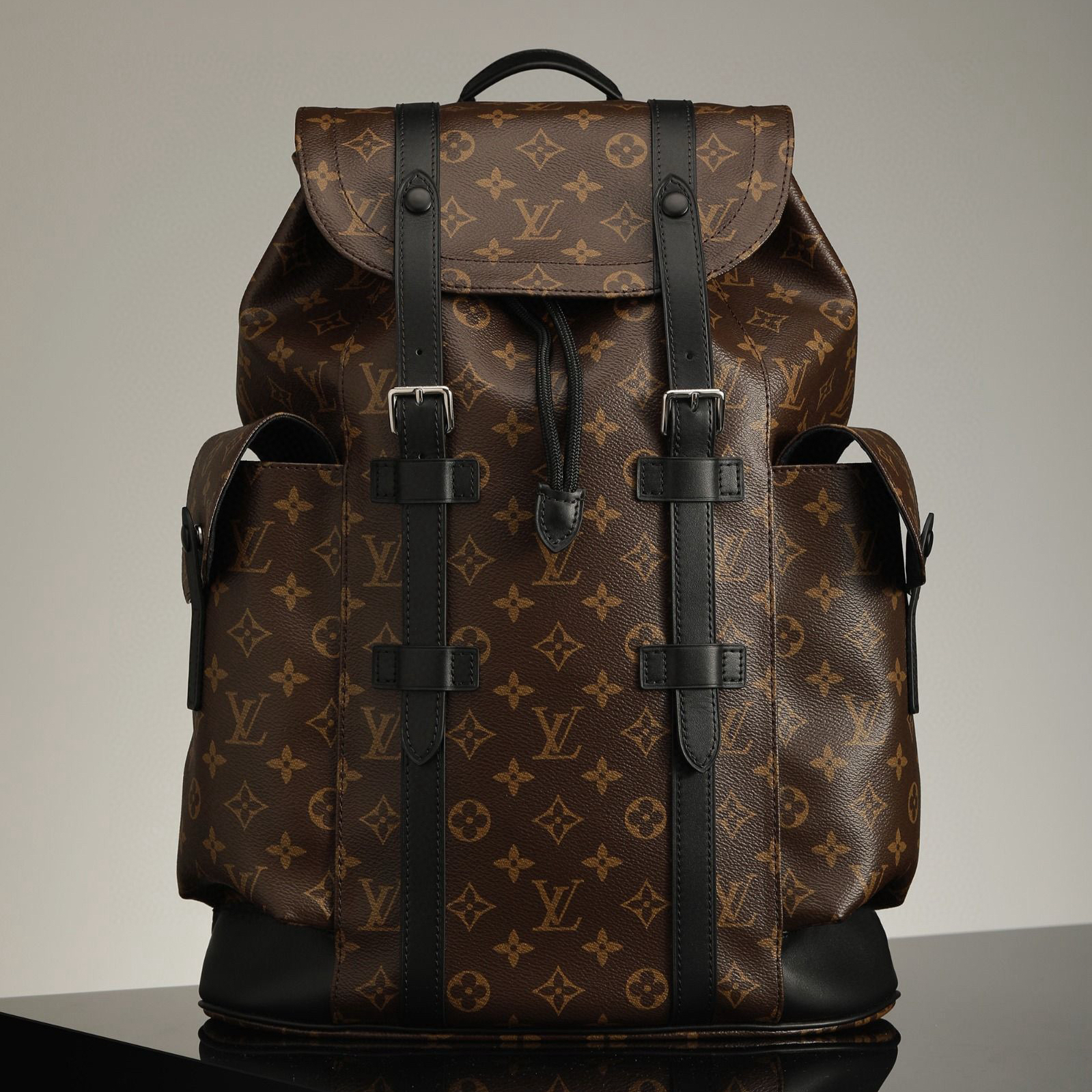 Louis Vuitton Christopher 系列男士雙肩包：經典設計與實用功能的工藝對話