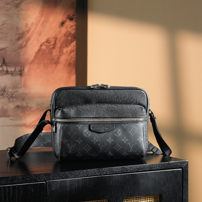 Louis Vuitton Outdoor 系列男士郵差包：機能設計與實用美學的工藝對話