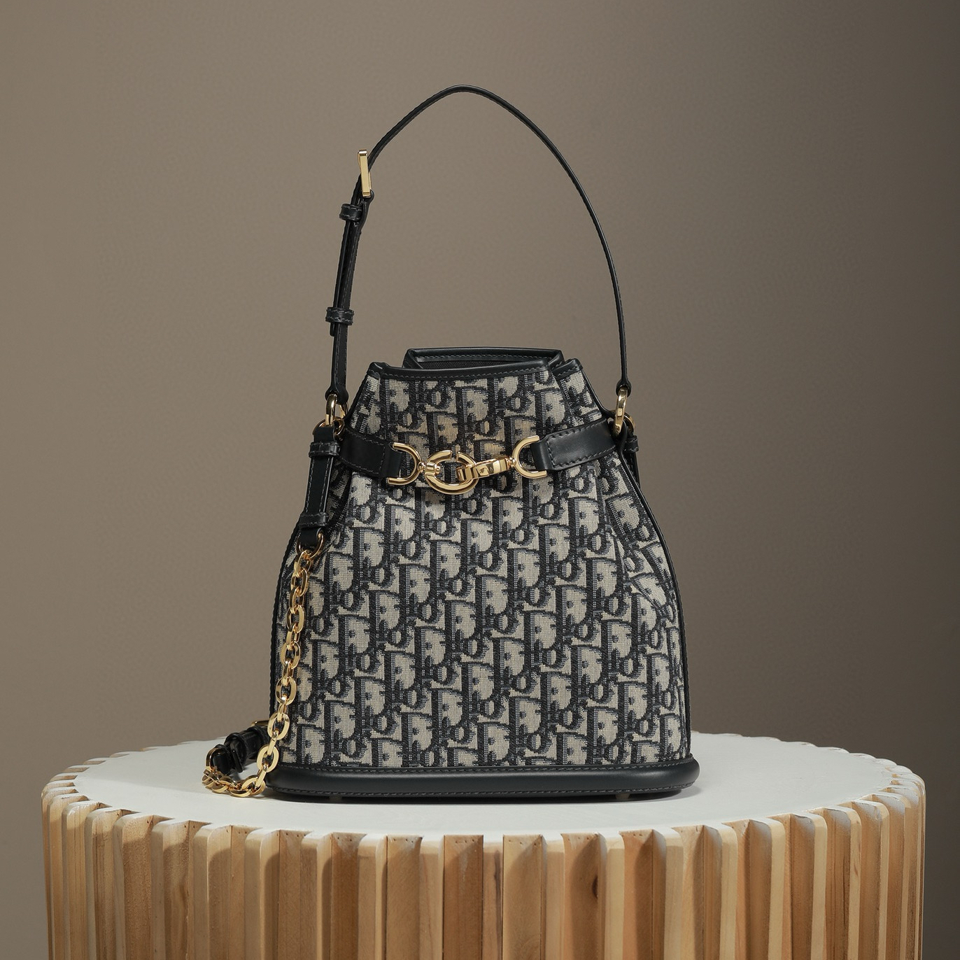 Dior Cest水桶包 —— 經典設計，現代奢華