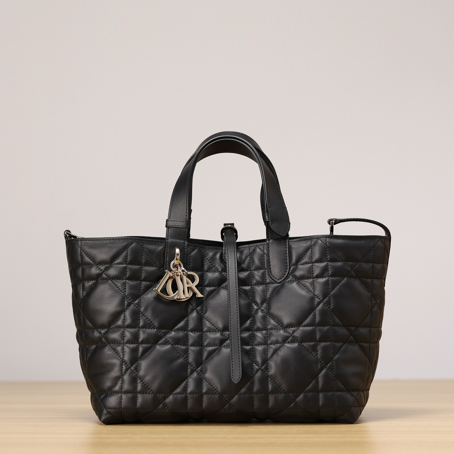 Dior Toujours中號手袋 —— 黑色設計，經典奢華