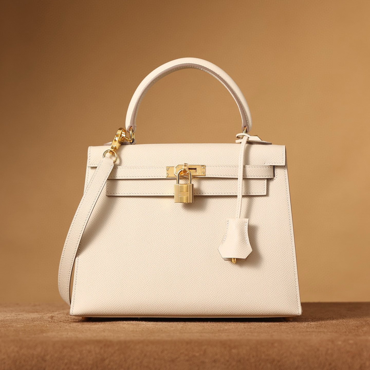 Hermès Kelly 25｜奶昔白色Epsom｜金扣