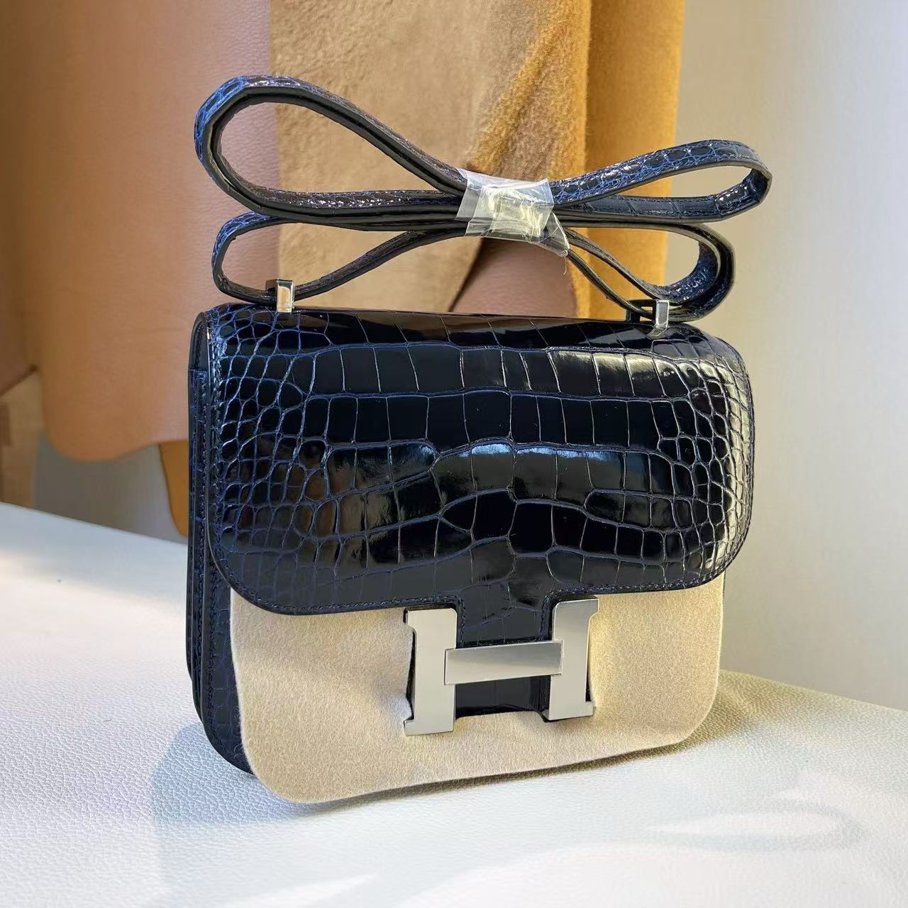 Hermès Constance 19 ｜午夜藍亮面鱷魚皮與｜銀扣
