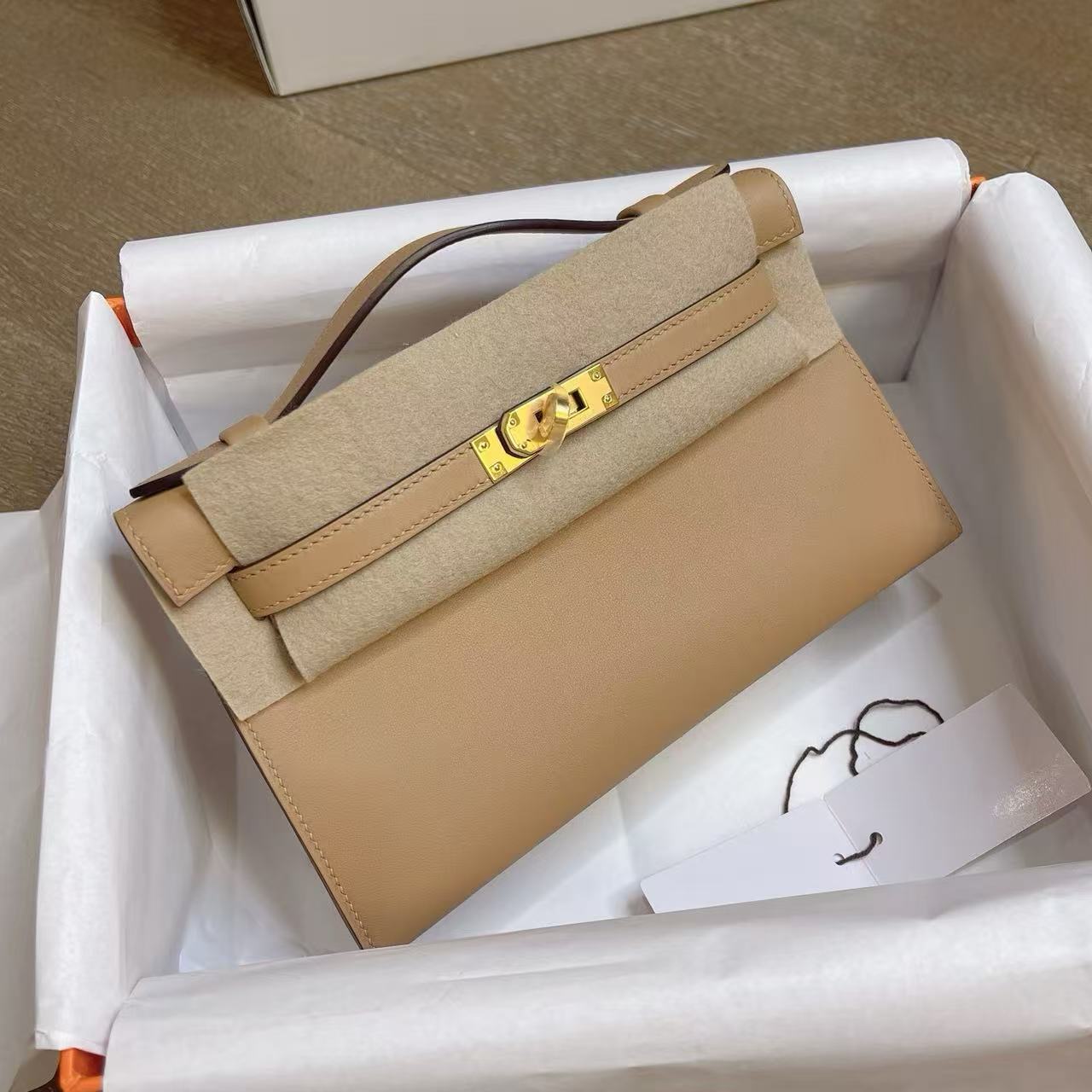 Hermès Kelly ｜餅乾色Swift皮 ｜金扣