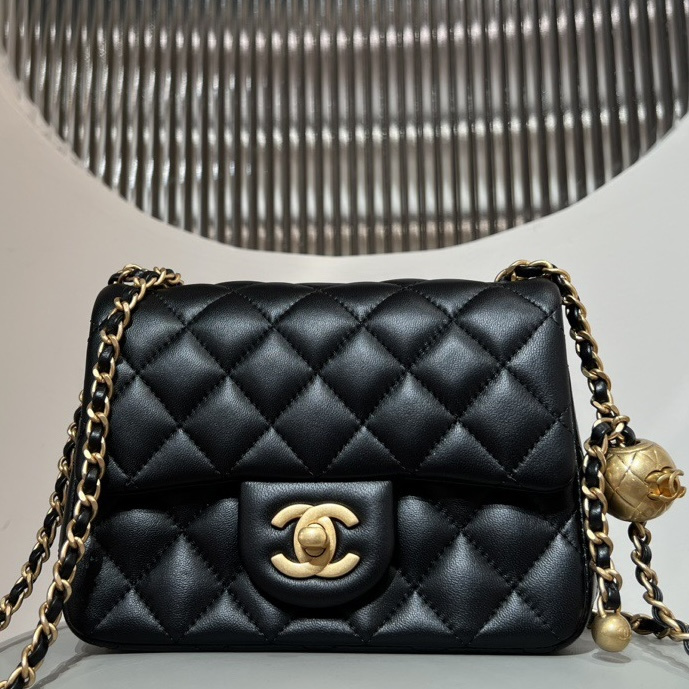 Chanel 金球方胖子｜黑色 Lambskin 古金扣