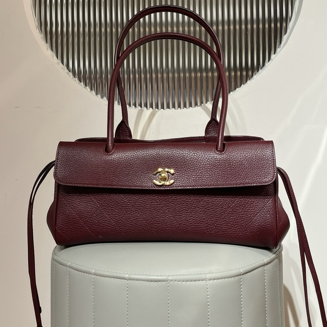 Chanel 26S Small Urban Essential East-West Shopping Tote｜Dark Burgundy Caviar Leather 酒紅金扣肩背托特包